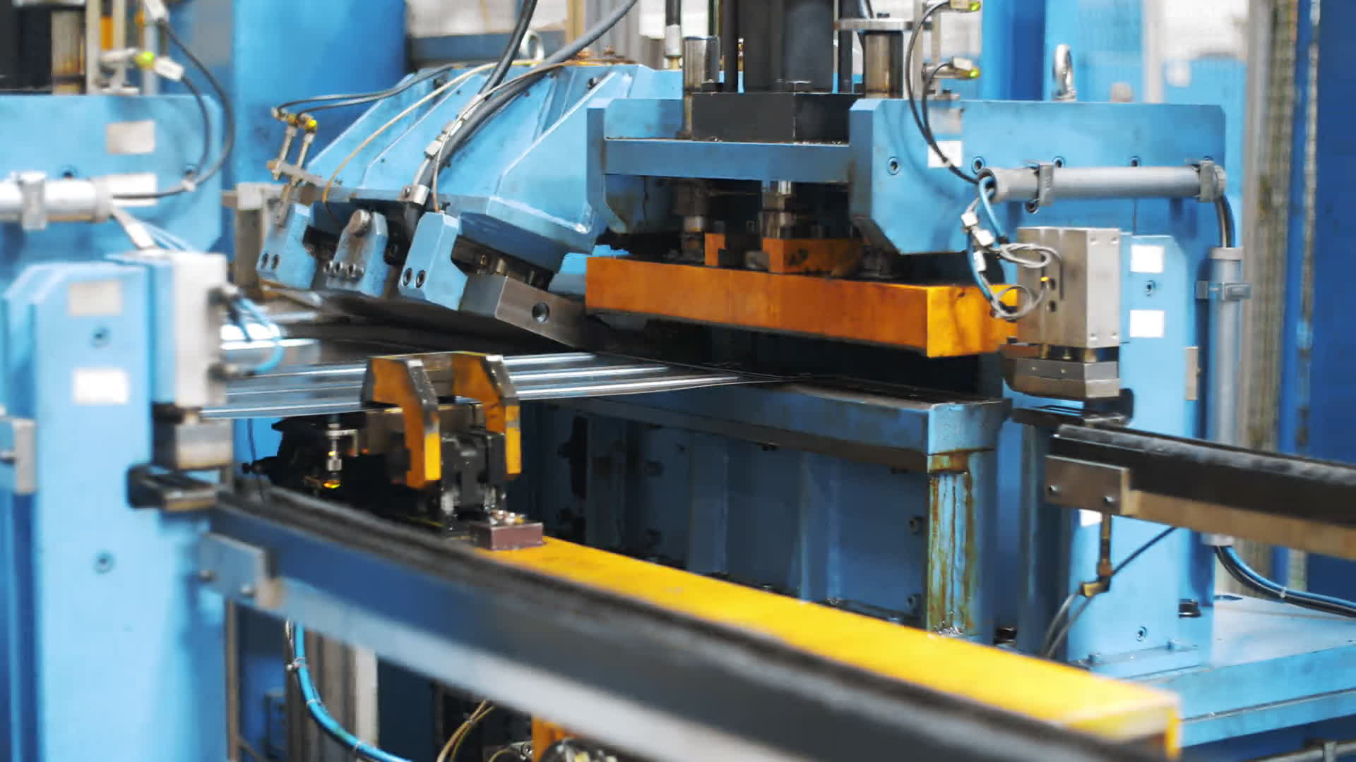 智能驅(qū)動，精準(zhǔn)成型 工廠自動化設(shè)備賦能洗衣機金屬零件高效生產(chǎn)